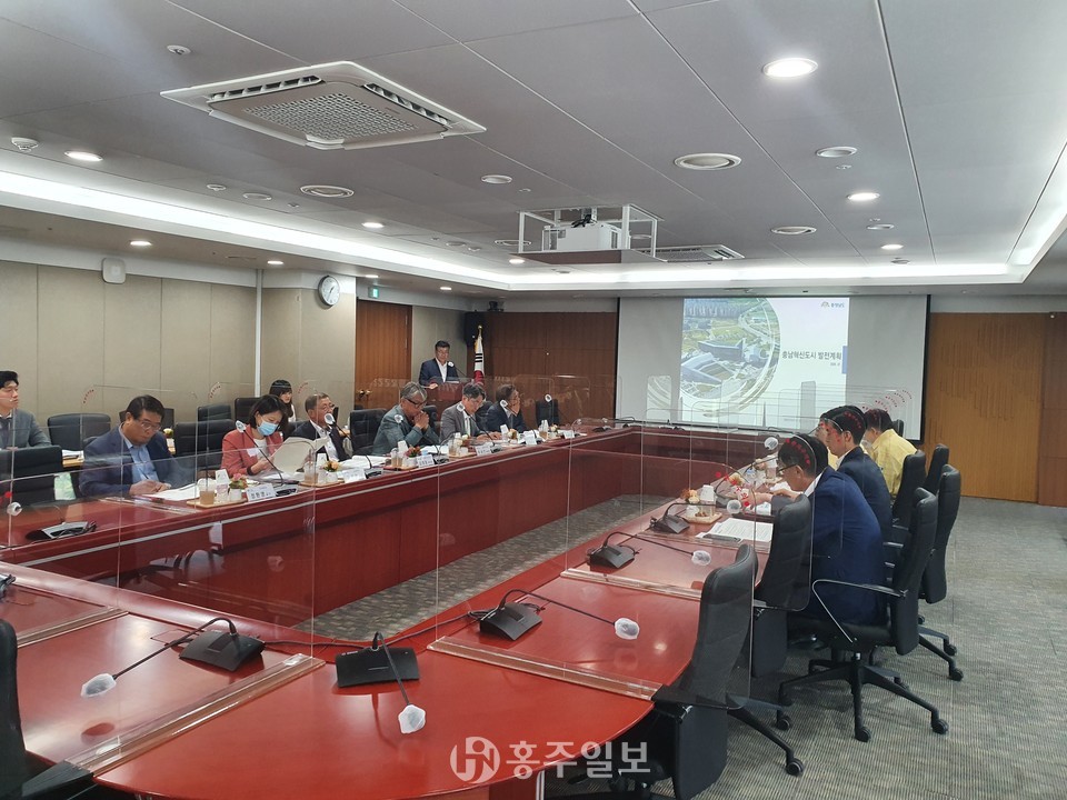 지난 17일 개최된 '제1회 충남혁신도시 자문위원회'에서  ‘충남혁신도시 발전계획안’을 발표했다.