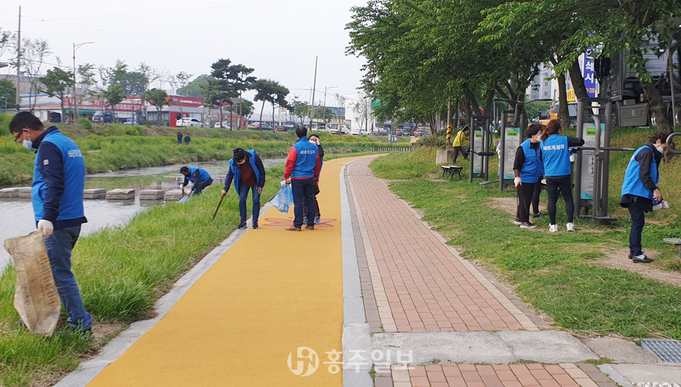 바르게살기운동 홍성읍위원회 회원들이 관내공원 정화활동을 하고 있다.