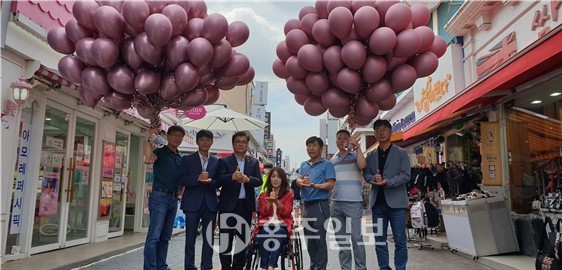 홍성군의원들이 홍성 명동상가에서 ‘덕분에 챌린지’를 하고 있다.