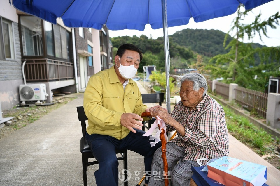 황선봉 군수가 100세를 맞은 어르신을 방문해 직접 청려장을 전달하고 있다.