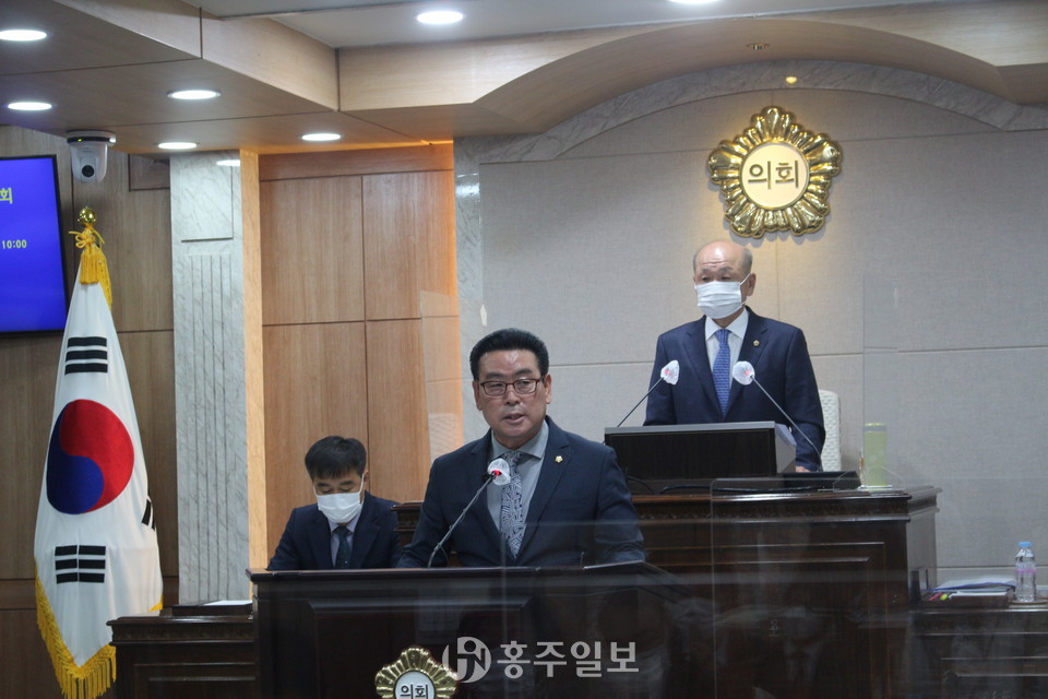 폐교된 광신초등학교 부지를 활용해 소리꾼 장사익 선생과 연관지은 복합문화예술공간을 조성하자고 제안하는 장재석 부의장.