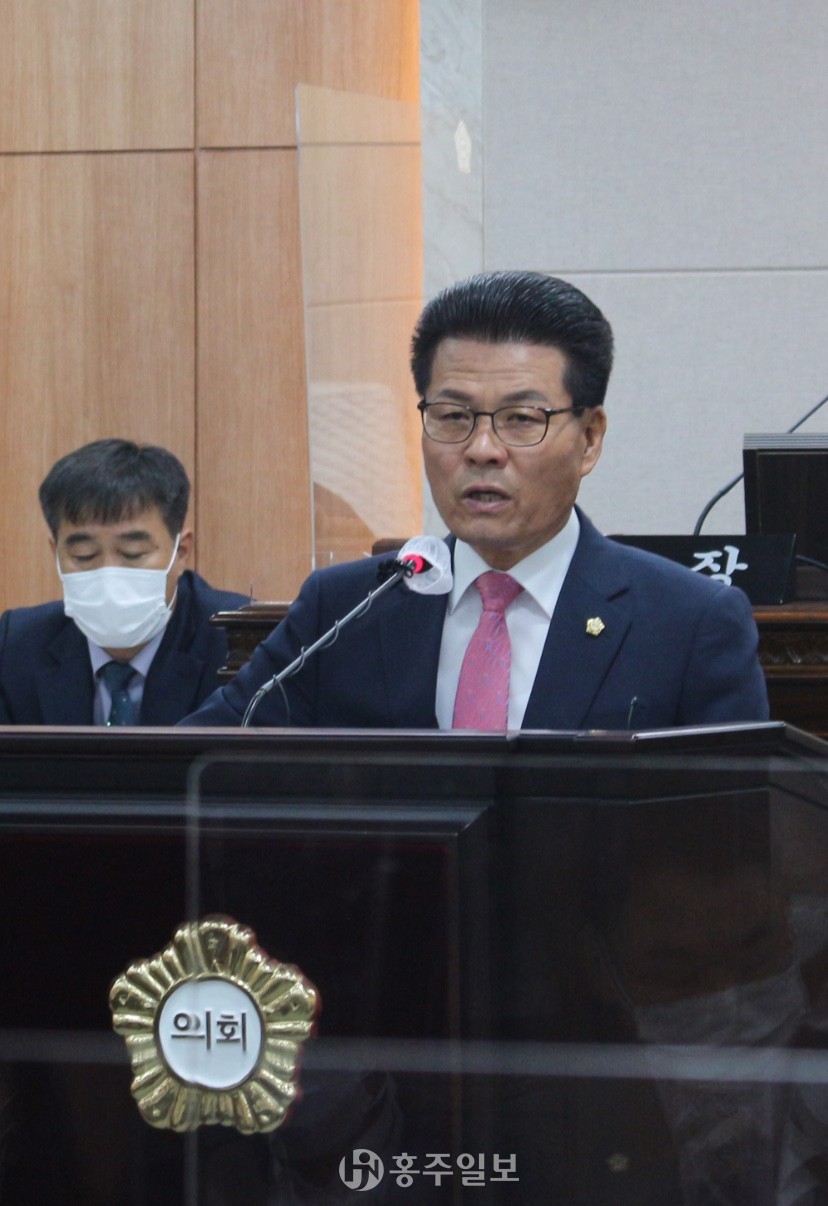 홍성군의 대표적인 역사적 인물이자, 독립을 위해 한 몸 바친 백야 김좌진 장군의 호명학교를 복원시키는 일이 늦춰져선 안된다고 말하는 김덕배 의원.