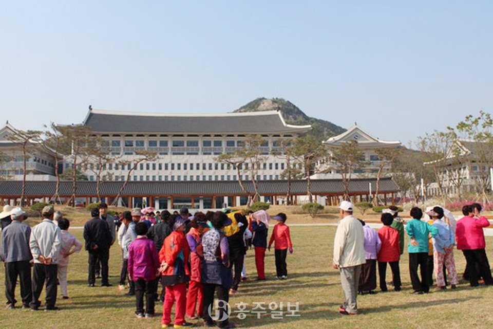 전통한옥형청사로 건립한 경북도청 신청사는 연일 방문하는 관광객들로 북새통을 이룬다고 한다. 사진=경북도 제공.