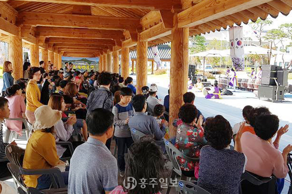 전통한옥형청사로 건립한 경북도청 신청사는 연일 방문하는 관광객들로 북새통을 이룬다고 한다. 사진=경북도 제공