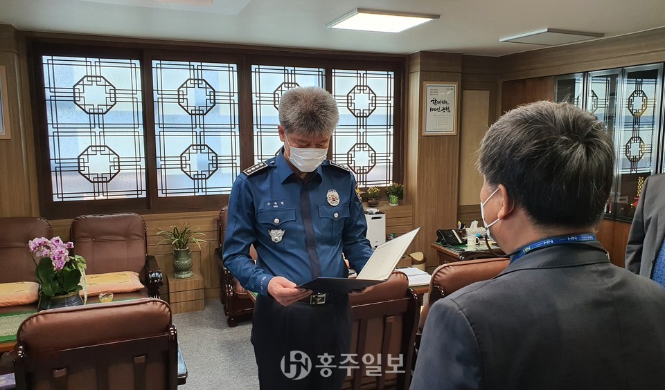 금융사기예방에 기여한 홍성농협 직원에게 감사장을 수여하는 조대현 홍성경찰서장.