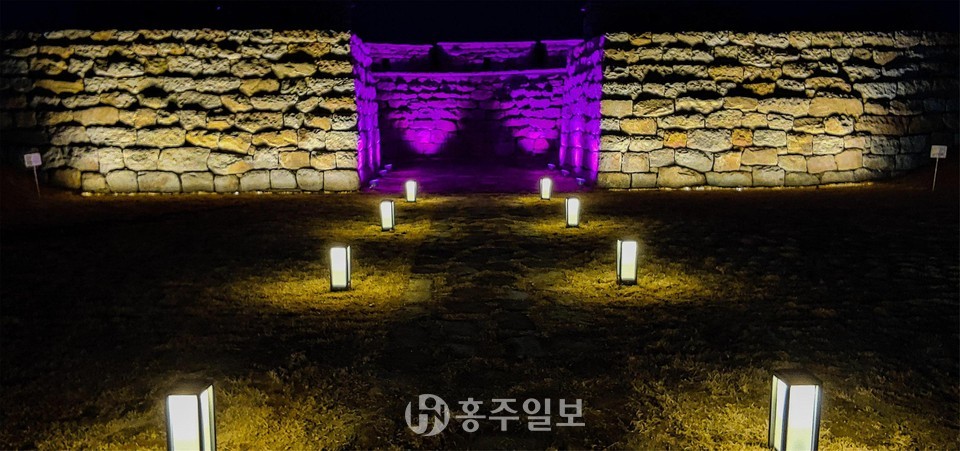 홍주읍성 북문에 설치괸 야간 경관조명.