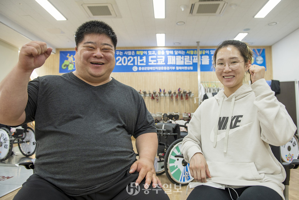 왼쪽 부터 전근배 역도 선수, 김선미 휠체어펜싱 선수.