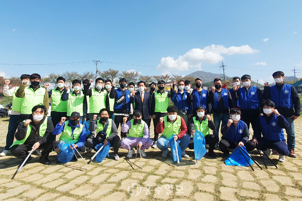 광천청년회의소 회원들과 한국유신청년회 회원들이 환경정화 봉사활동을 마치고 기념사진을 촬영한 모습.