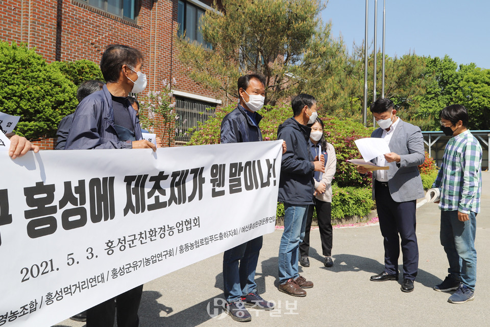 지난 3일 충남종합건설사업소 책임자가 정상진 회장으로부터 항의 서한을 받고 있다.
