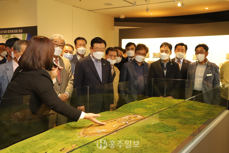 특별기획전 '석택리, 홍성의 마한을 기억하다!' 개막식 참석자들이 박 학예사의 설명을 듣고 있다.
