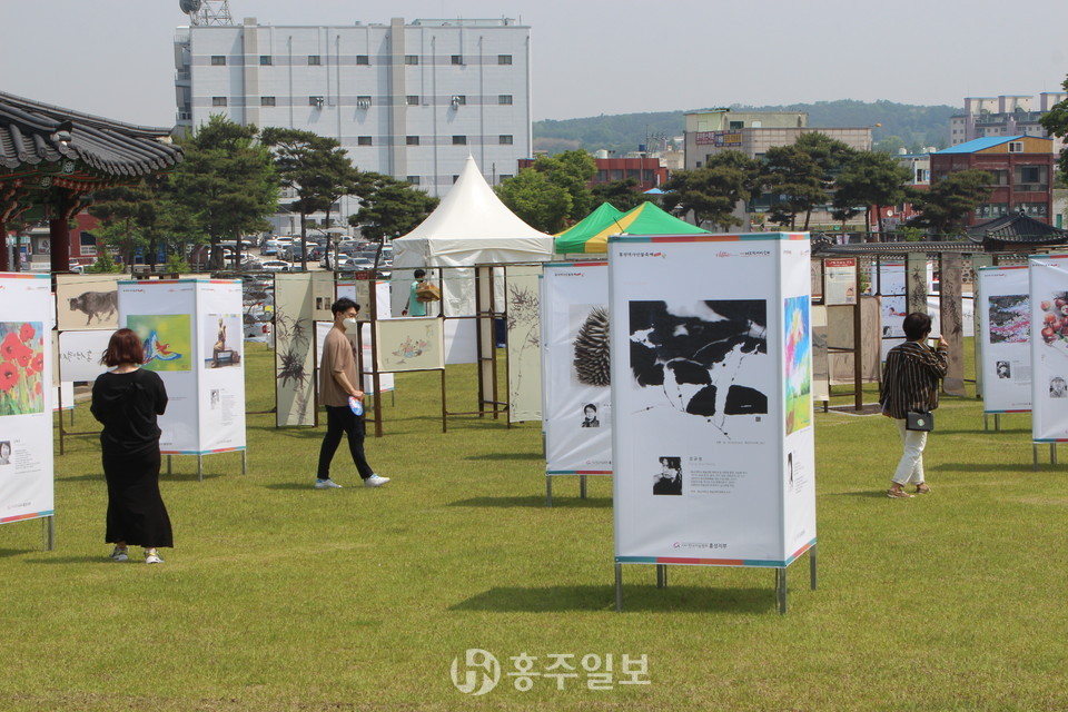 방문객들이 홍주읍성에 전시된 작품을 관람하고 있다.