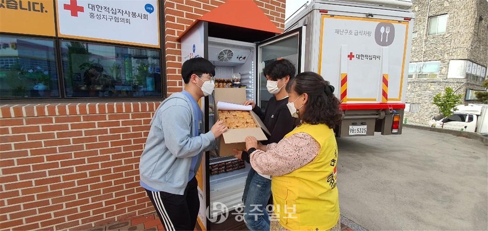 홍주고 학생들이 적십자 빵굼터에서 만들어 홍성 공유냉장고 2호점에 기부하고 있다.