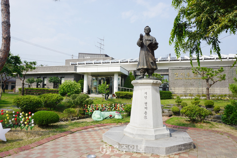 정지용문학관 전경. 문학관 앞에 정지용의 동상이 설치돼 있다.