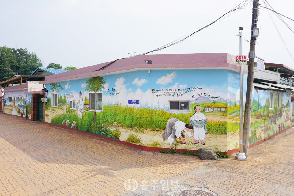 문학관 주변 주택가는 정지용과 관련된 화벽으로 꾸며져 있다.