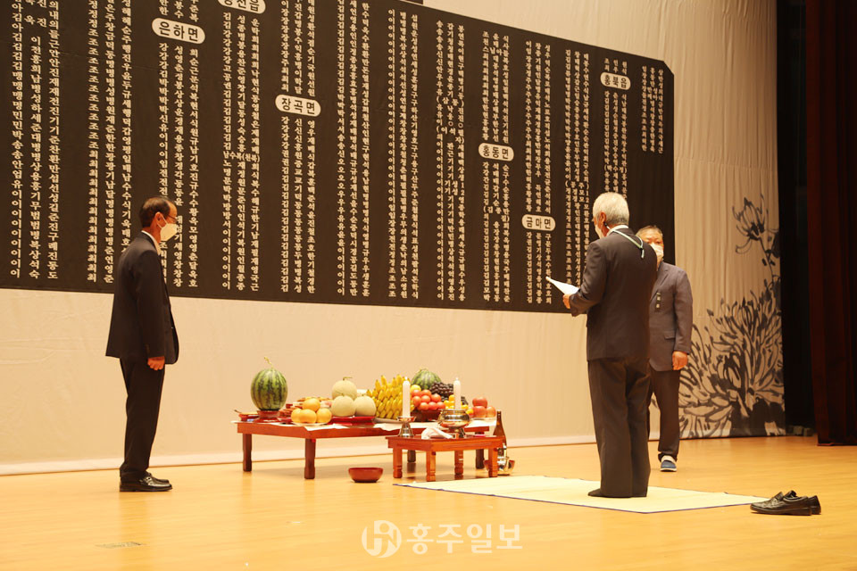 ‘639위 영령 합동 추모 제향’에서 최홍이 충청남도유족회 고문이 독축을 하고 있다.