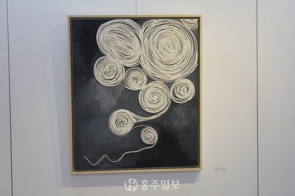 ‘비상하는 홍성展’에 전시된 김홍주 화가의 작품 ‘인연’.