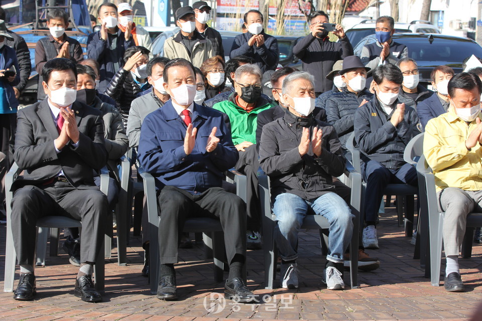 광천중학교 총동문회 행사 발대식. 앞줄 왼쪽부터 이선균 홍성군의회 의장, 홍문표 국회의원, 소리꾼 장사익 동문(17회), 이종화 충남도의원.