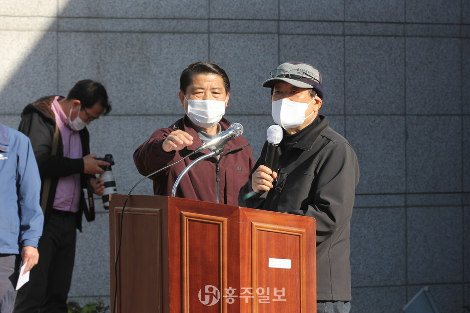 이번 행사 개최의 주역인 김욱환 사무총장(왼쪽)과 편기범 고문(오른쪽).