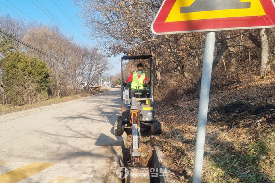 도로 옆 도랑‧배수로를 정비하고 있는 모습.