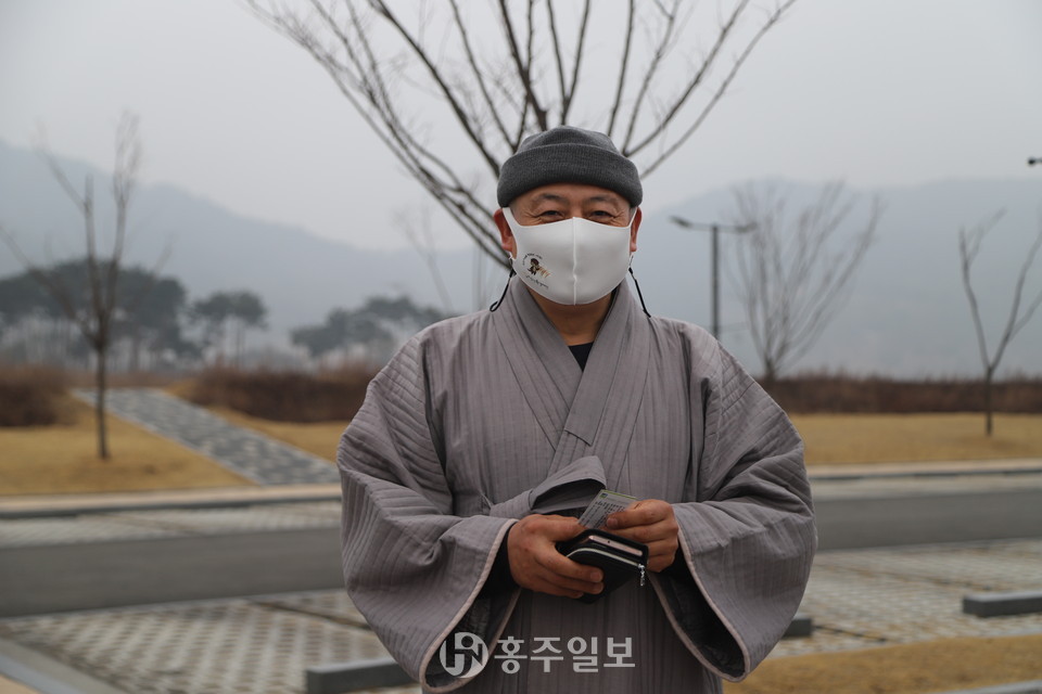 홍북읍에서 사전투표를 한 범상 스님.