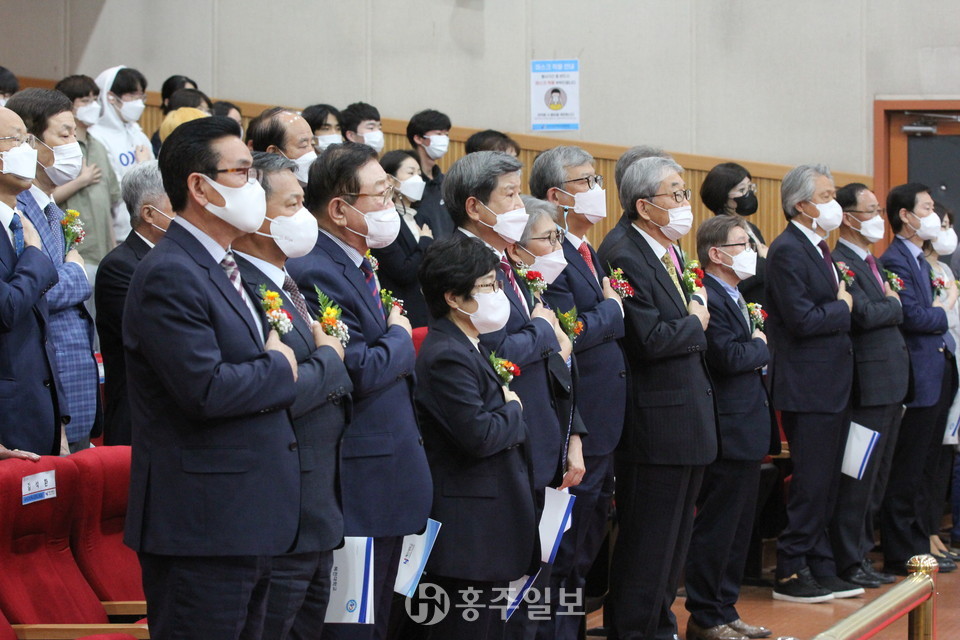 혜전대학교 개교 40주년 기념식에서 국민의례를 하고 있는 내외빈들의 모습.