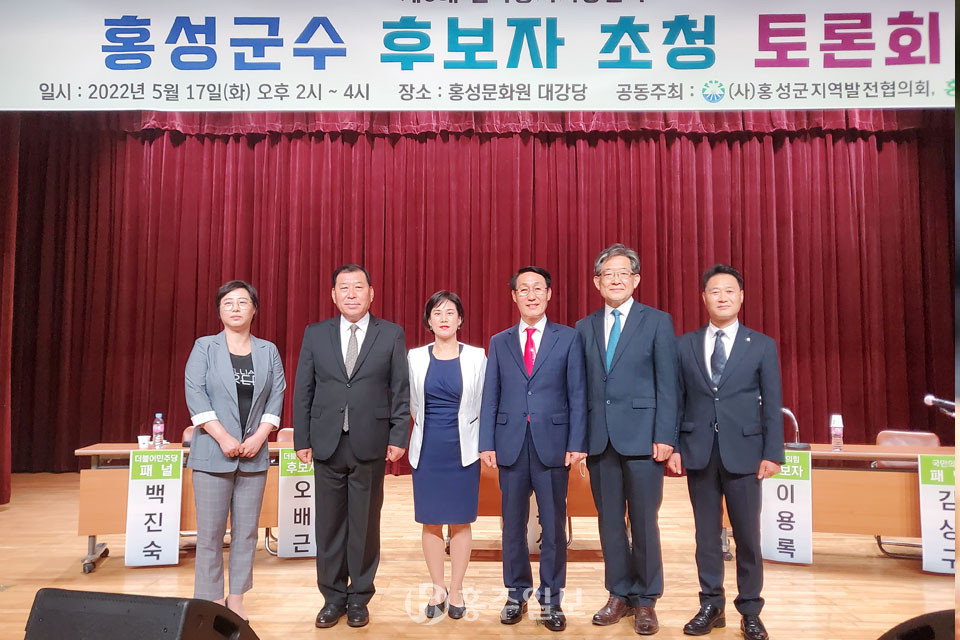 왼쪽부터 백진숙 교수, 오배근 후보, 조윤성 변호사, 이용록 후보, 김상구 교수, 이환진 회장.
