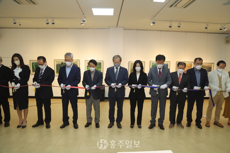 지난 18일 홍성문화원 전시실 열린 ‘최덕휴 화백 100주년 기념 작품 초대전’ 개막 리본 커팅식 모습.