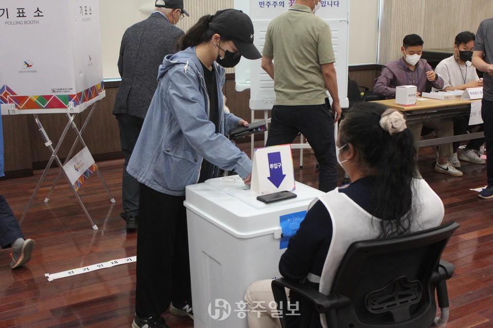홍주문화회관 1층 소공연장에 마련된 홍성읍제3투표소에서 투표용지를 넣고 있는 유권자.