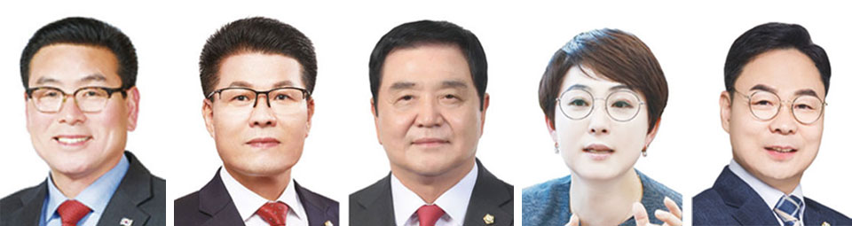 왼쪽부터 장재석, 김덕배, 이선균, 김은미, 문병오 당선인.