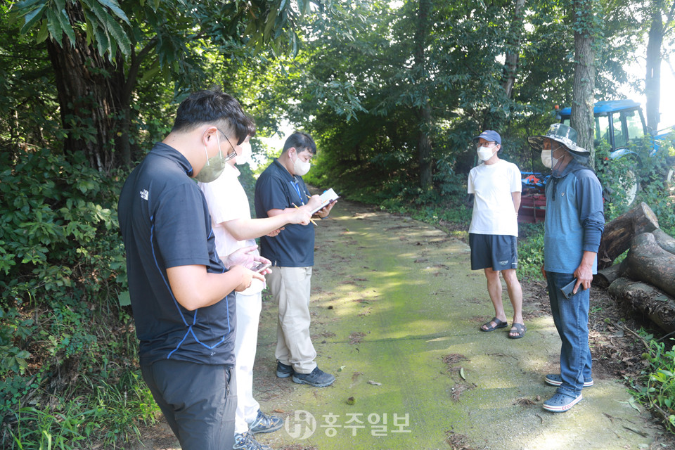 지난 16일 갈산면 운곡리 운정마을 인근에서 마을주민들과 조성 사업 현장 점검을 하지 못한 군 관계자들이 대화하고 있다.