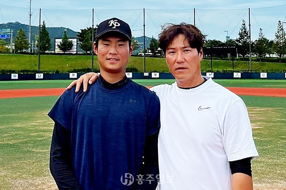 KBO 드래프트서 전체 5라운드에서 LG트윈스에 지명된 한국K-POP고등학교 야구부원상훈 선수(사진 왼쪽)와 이승준 한국K-POP고등학교 야구부 감독.