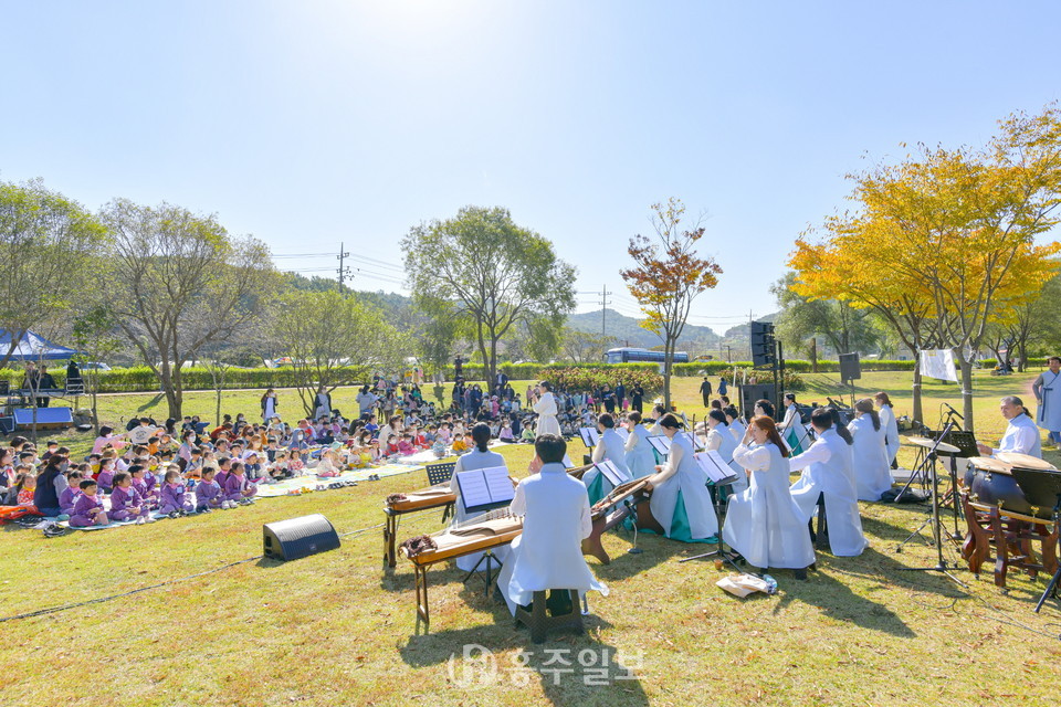 홍성군립국악관현악단의 공연 모습.