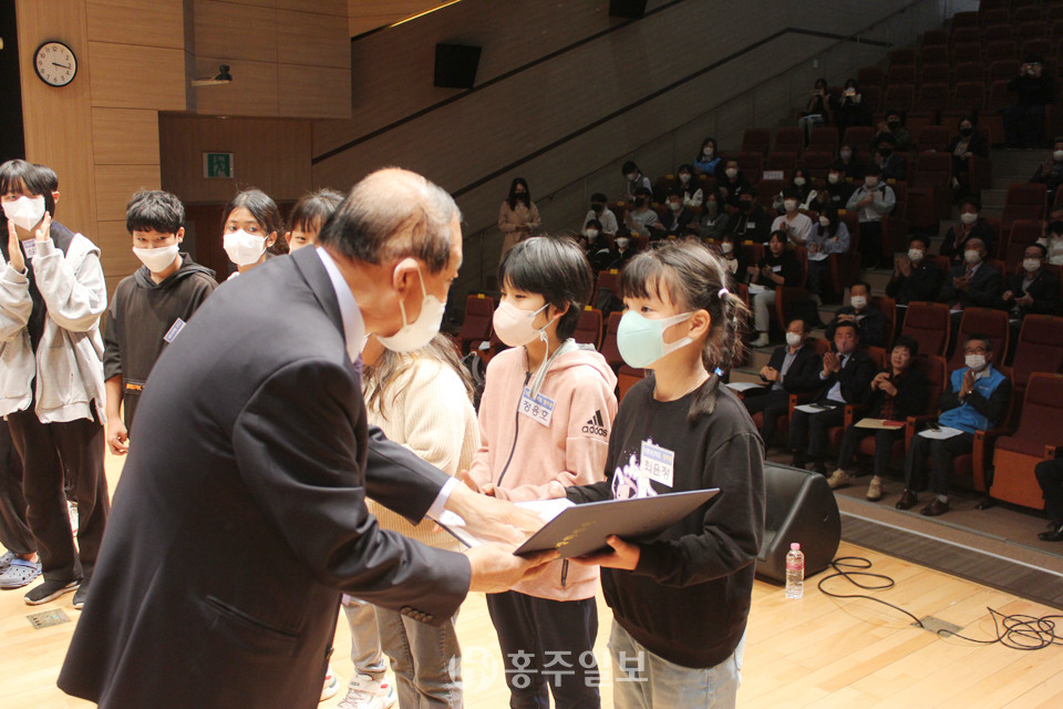 편기범 이사장에게 장학금을 전달받고 있는 학생들의 모습.