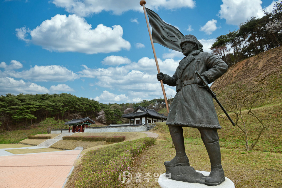 김좌진 장군 기념 동상.