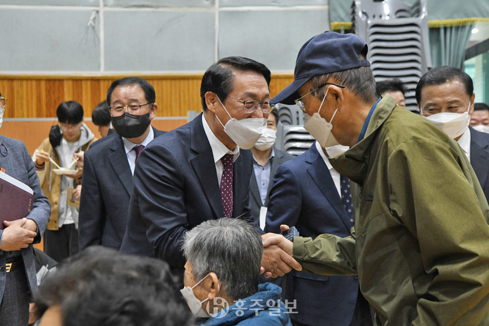 군민들과 소통하고 있는 이용록 군수의 모습.