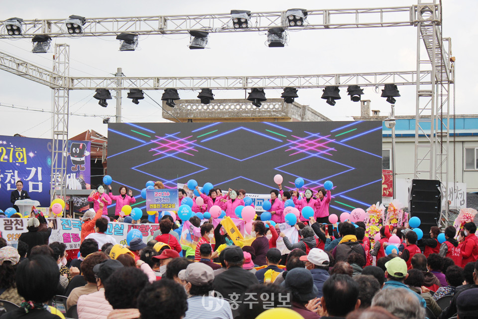 배주현 가수의 공연에서 팬클럽 회원과 주민들이 무대 위에 올라가 함께 춤을 추고 있다.