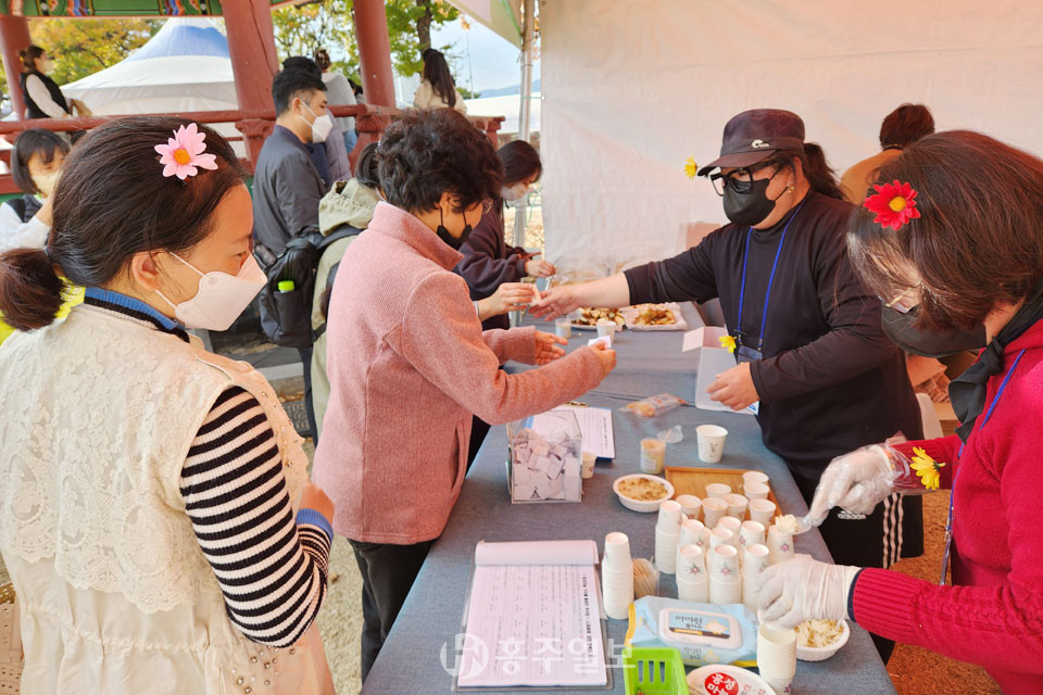 주아 즉석밥을 시식하고 있는 군민들의 모습.