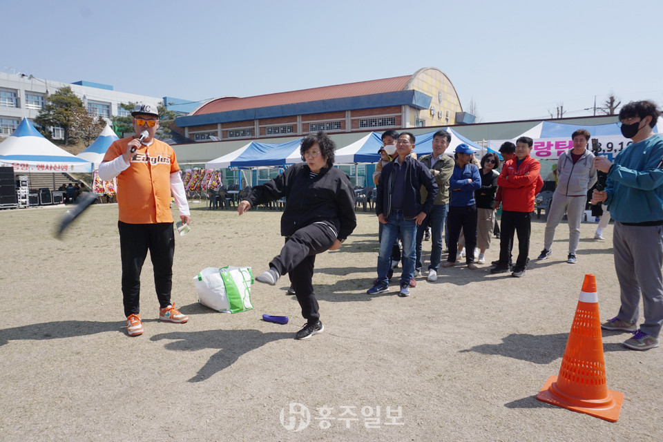 홍동중학교 총동문회 체육대회를 즐기고 있는 동문들의 모습.