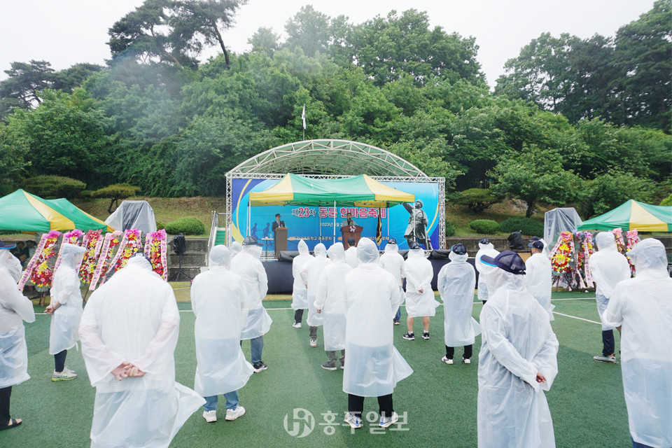 우비를 입고 행사에 참여하는 갈산초등학교 동문들.