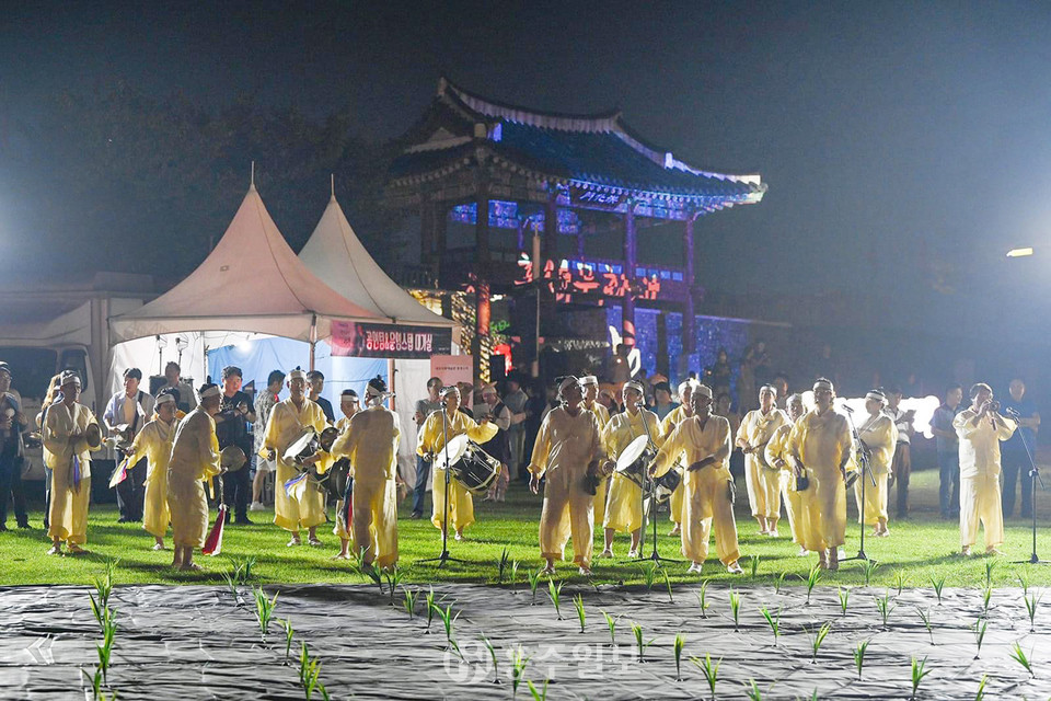 결성농요보존회 공연이 홍주정에서 이뤄지고 있다.