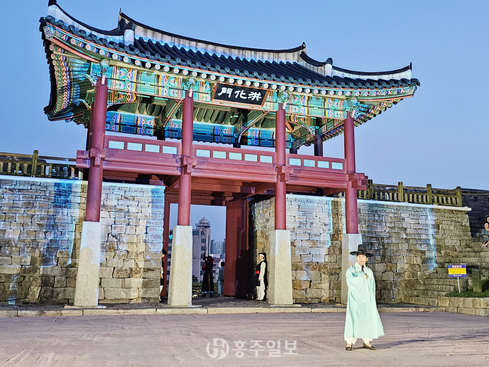 홍주읍성 재연극 '1895 홍주의병 달빛에 스민 붉은 꽃'이 홍화문 앞에서 진행 중이다.