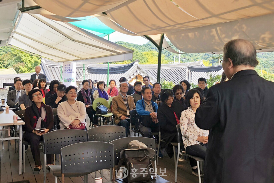 변규만 작곡가가 만해학교 수강생을 대상으로 강의하고 있는 모습.