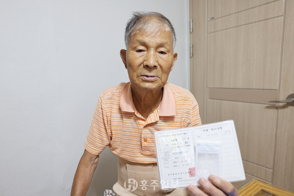 석면광산에서 10년 넘게 일을 했던 마을 토박이 조용학 옹은 석면폐증 1급 판정을 받았다.<br>