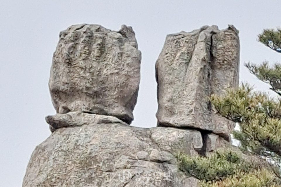 수암산 연인바위.