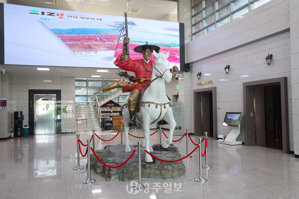 의령의병박물관의 현관에는 붉은 옷을 입은 곽재우 의병장이 백마를 탄 채 방문객들을 맞이하고 있다.