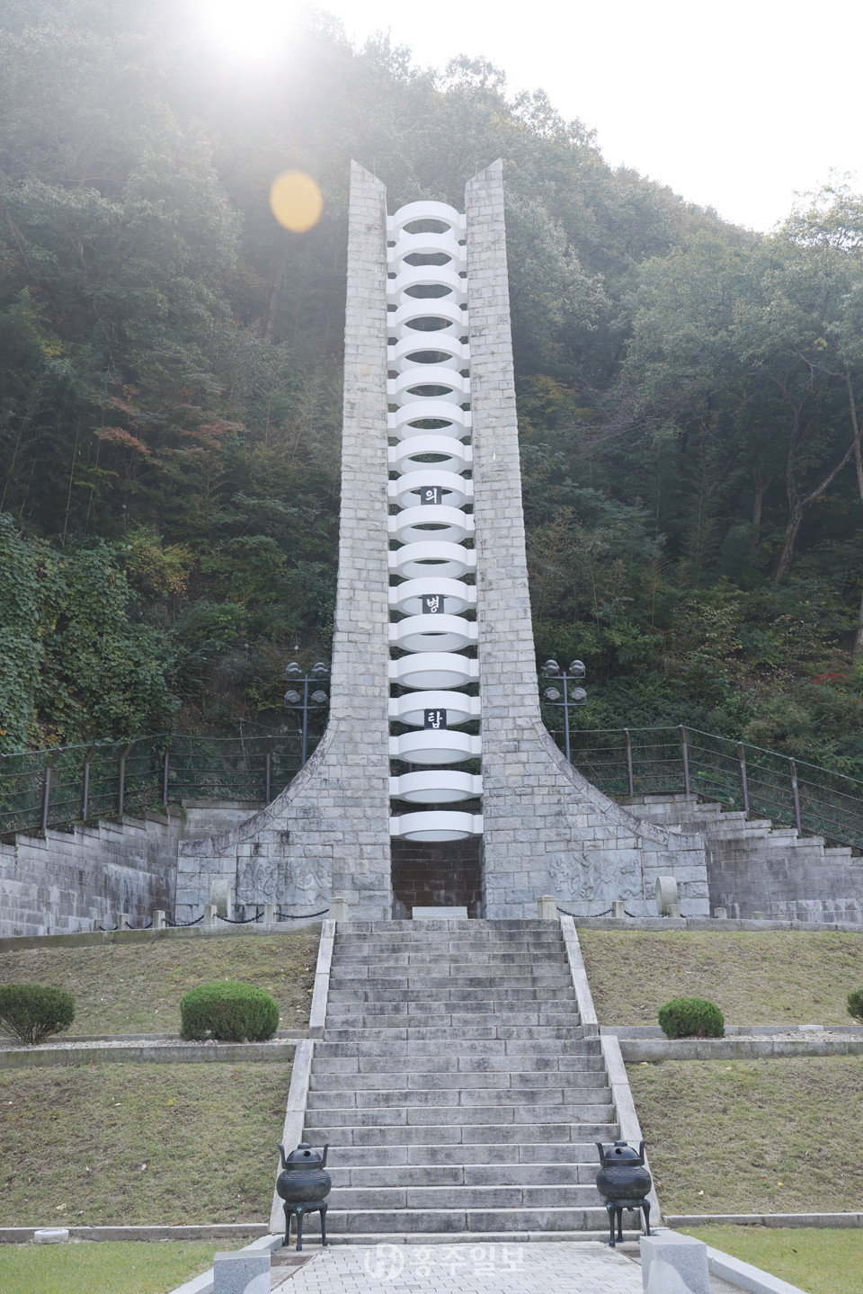곽재우의병장과 17장수를 상징하는 의병탑.