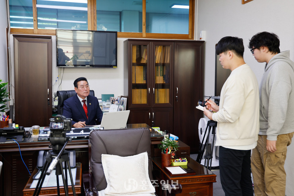 청운대학교 미디어커뮤니케이션학과 학생들이 장재석 부의장을 인터뷰 하고 있다.