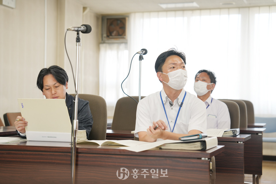 고향납세제 답변을 하는 ‘아사히카와’시 세제과 사토 유시 과장보좌(사진 왼쪽)와 우에다 준페이 주사(사진 오른쪽).