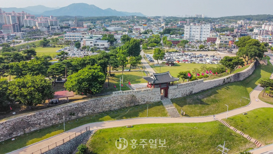 충청의병으로 상징되는 홍주의병은 홍주성을 거점으로 봉기했다. 홍주성은 홍주의병 항쟁의 상징적 존재이자 정체성의 핵심이다.