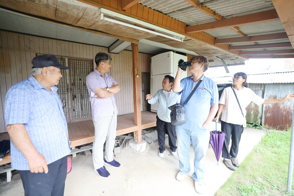 김명환 옹이 옛 집터를 소개하며, 이날 인터뷰에 동행한 신은미 예산홍성환경운동연합 활동가와 최예용 환경보건시민센터 소장에게 석면광산에서 일했던 시절 사용했던 곡괭이를 보여주며, 만약 석면피해기록관이 생기면 기증하고 싶다는 입장을 밝혔다.